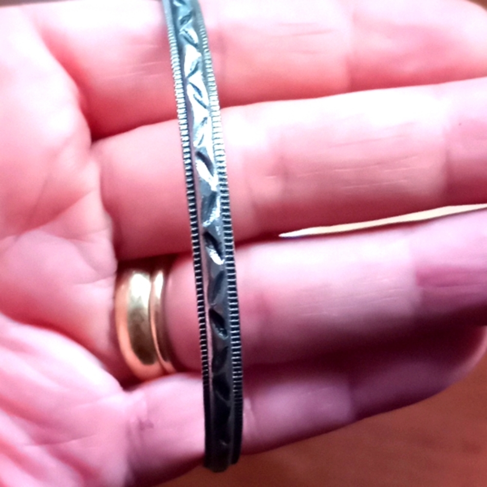 Metal bangle bracelet